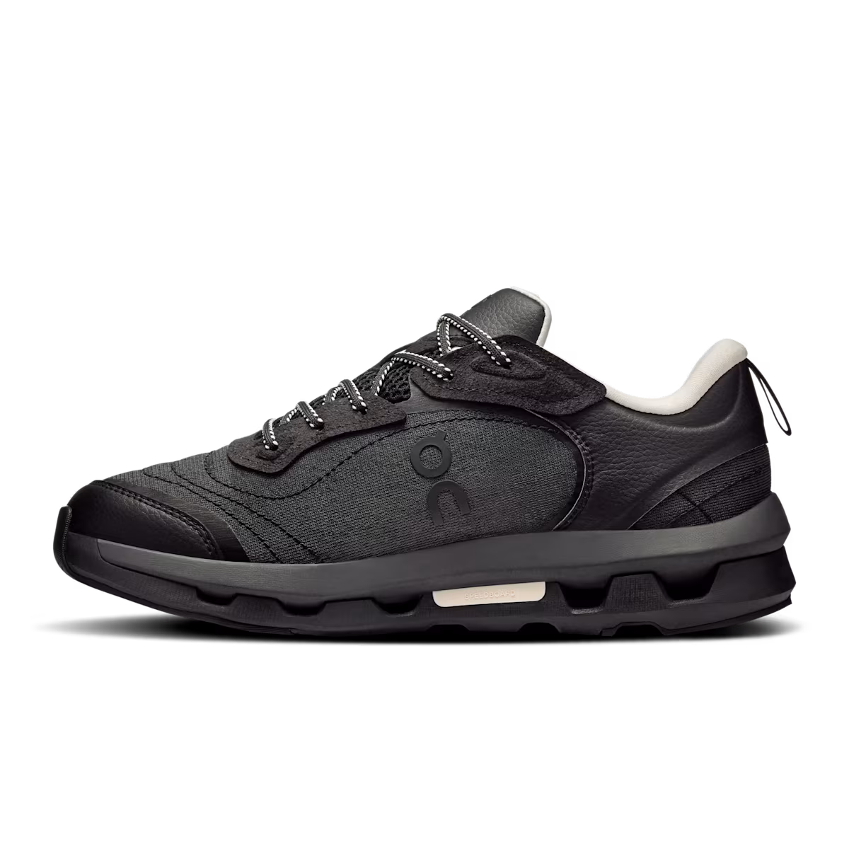 Sur la Lune de la zone nuageuse